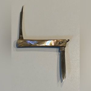VINTAGE MOTHER OF PEARL KNIFE 2.5”
